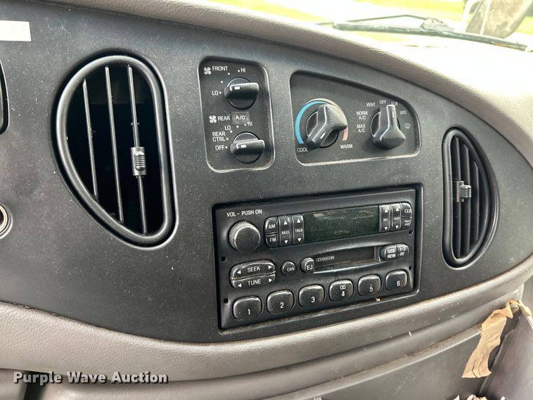 image for item OK9750 1999 Ford Econoline E350  shuttle bus