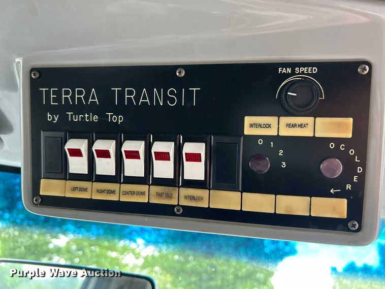 image for item OK9750 1999 Ford Econoline E350  shuttle bus