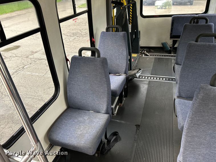 image for item OK9750 1999 Ford Econoline E350  shuttle bus