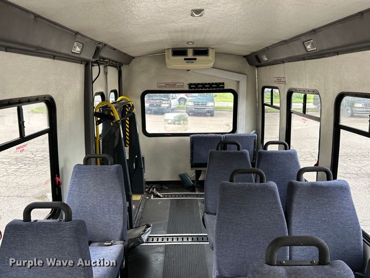 image for item OK9750 1999 Ford Econoline E350  shuttle bus