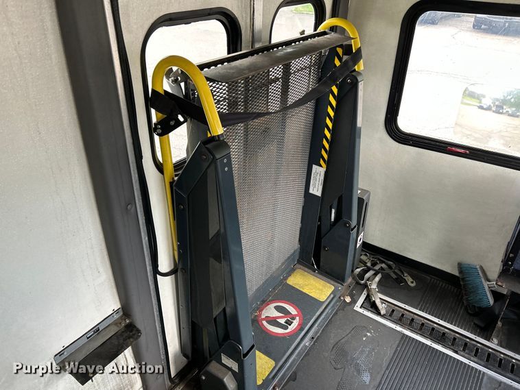 image for item OK9750 1999 Ford Econoline E350  shuttle bus