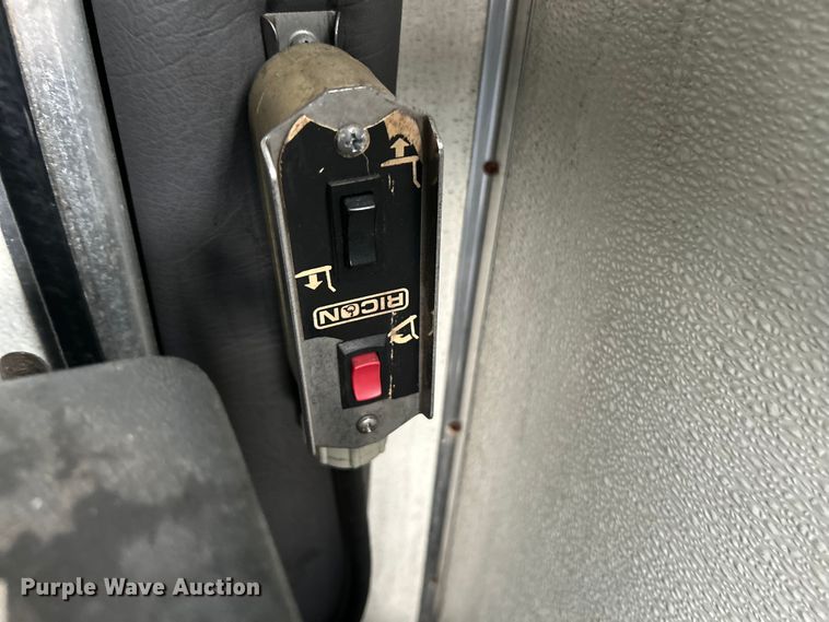 image for item OK9750 1999 Ford Econoline E350  shuttle bus