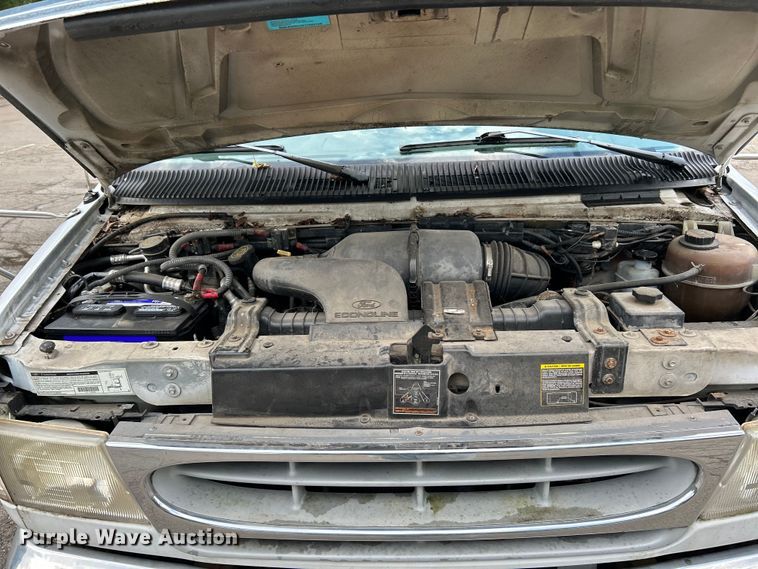 image for item OK9750 1999 Ford Econoline E350  shuttle bus