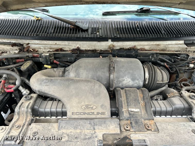 image for item OK9750 1999 Ford Econoline E350  shuttle bus