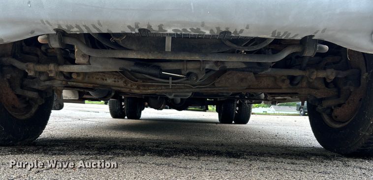 image for item OK9750 1999 Ford Econoline E350  shuttle bus