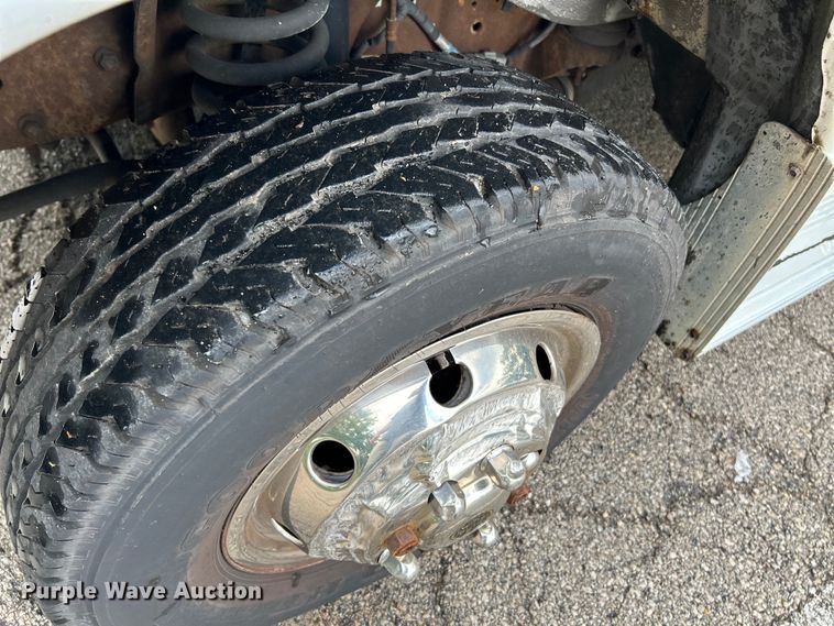 image for item OK9750 1999 Ford Econoline E350  shuttle bus