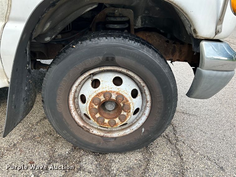 image for item OK9750 1999 Ford Econoline E350  shuttle bus