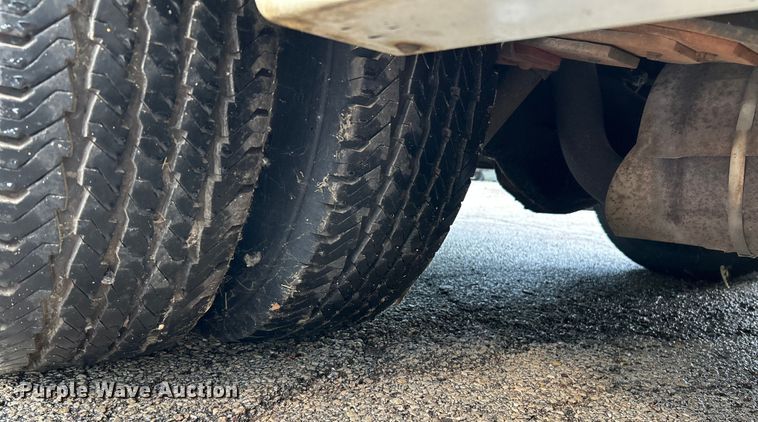 image for item OK9750 1999 Ford Econoline E350  shuttle bus