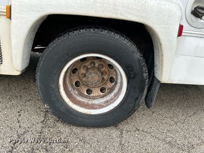 image for item OK9750 1999 Ford Econoline E350  shuttle bus