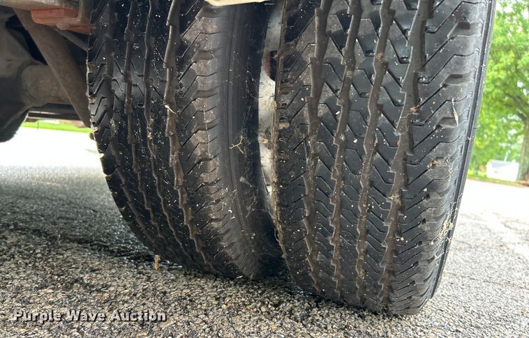 image for item OK9750 1999 Ford Econoline E350  shuttle bus