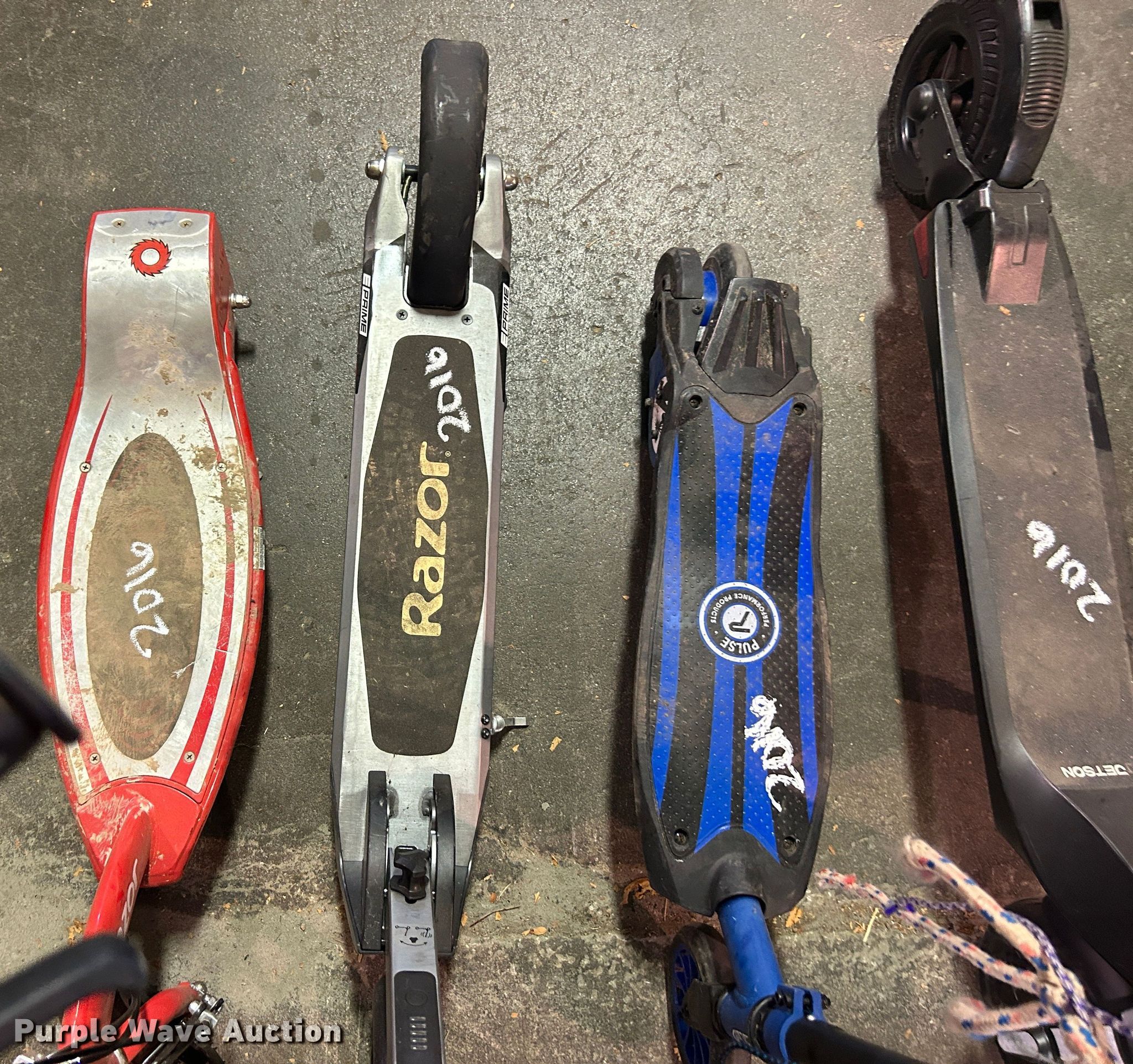 (4) scooters in Tulsa, OK Item LE9656 sold Purple Wave