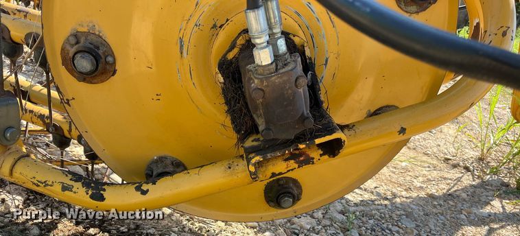 image for item DM1995 Vermeer R2800  hay rake