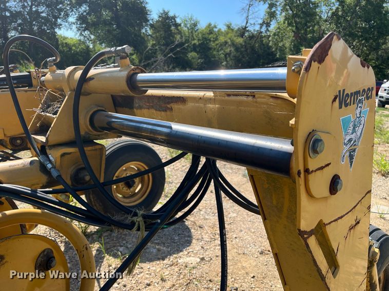 image for item DM1995 Vermeer R2800  hay rake