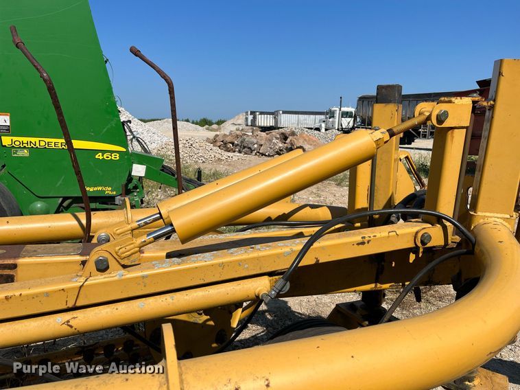 image for item DM1995 Vermeer R2800  hay rake