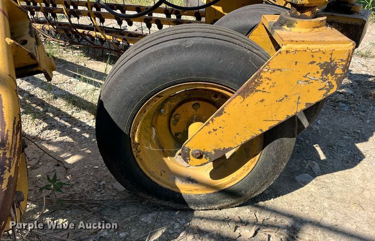 image for item DM1995 Vermeer R2800  hay rake