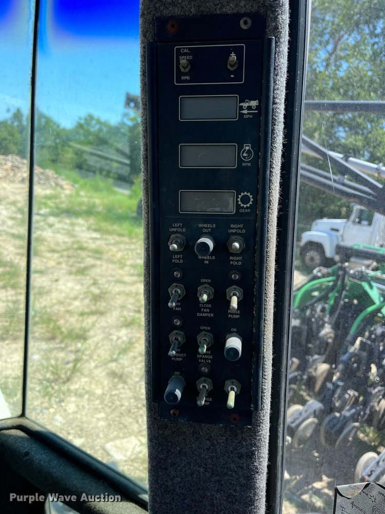 image for item DM1996 Willmar Ranger 7200  sprayer