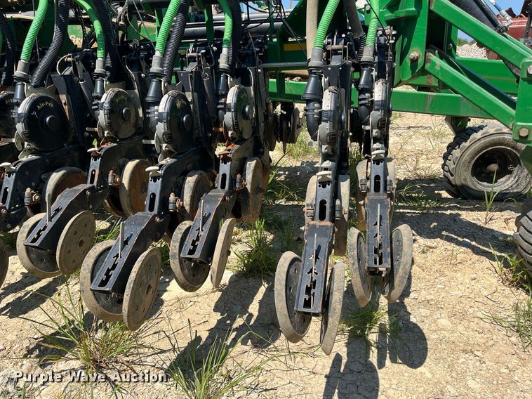 image for item DM1997 2010 Great Plains YP-1225A-TR  air seeder