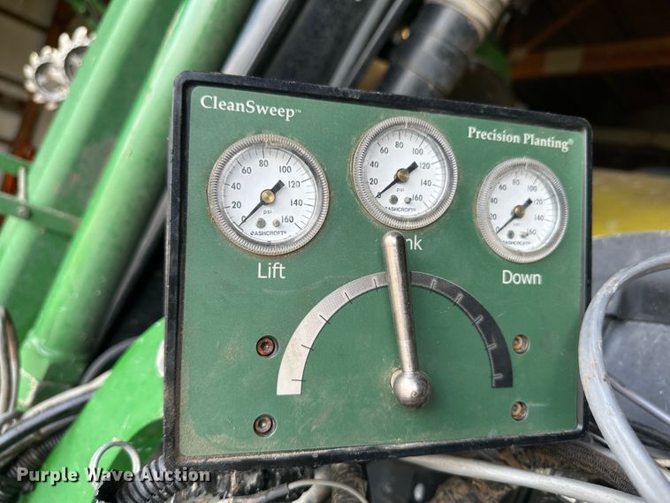 image for item DM2571 2009 John Deere 1720  no-till planter