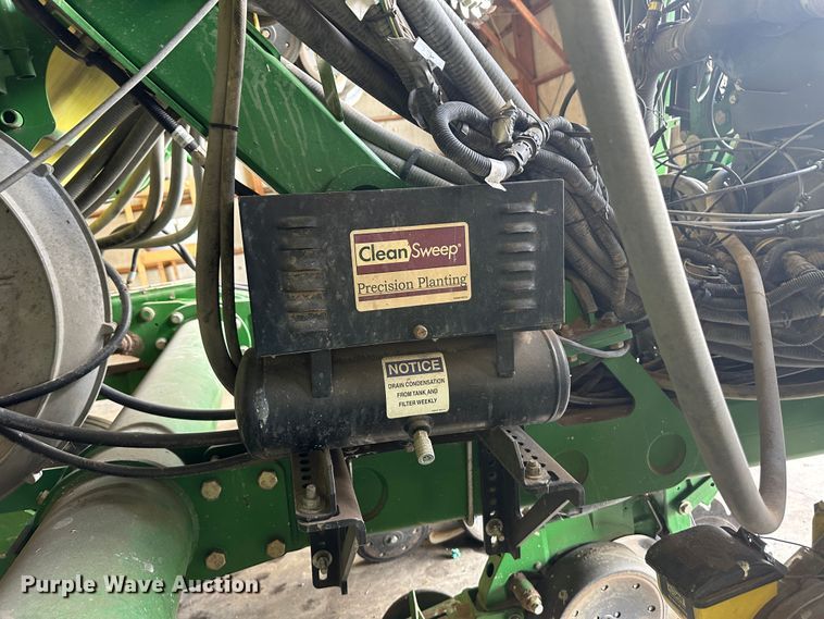image for item DM2571 2009 John Deere 1720  no-till planter