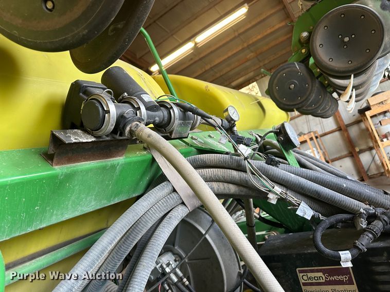 image for item DM2571 2009 John Deere 1720  no-till planter