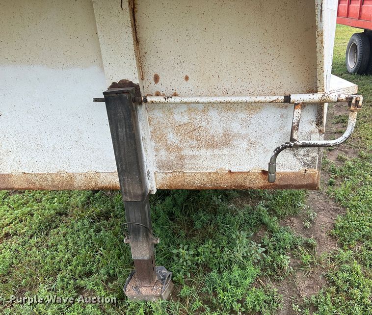 image for item DM2574 1994 CM  livestock trailer