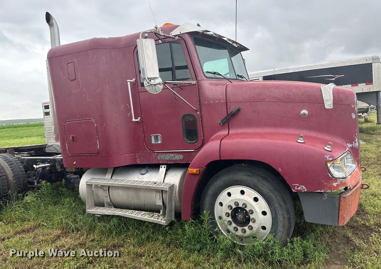 image for item DM2583 1995 Freightliner FLD  semi truck