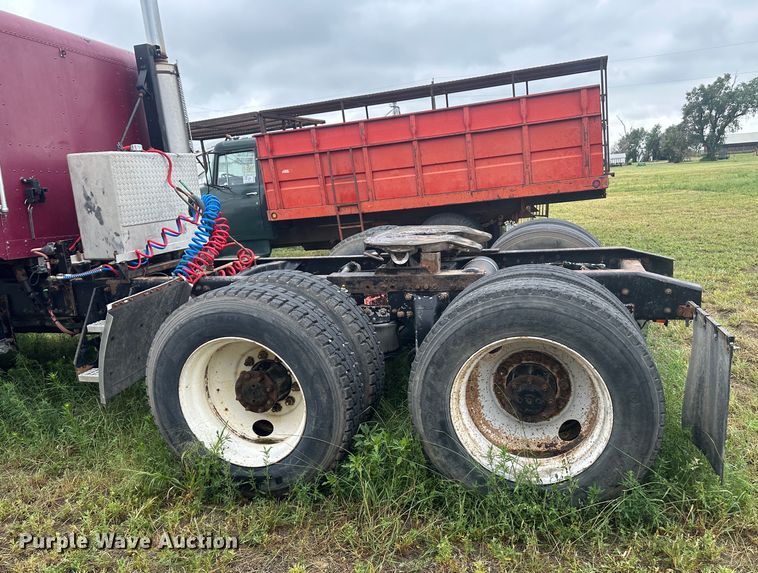 image for item DM2583 1995 Freightliner FLD  semi truck