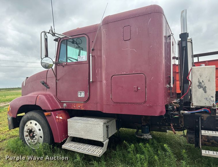 image for item DM2583 1995 Freightliner FLD  semi truck