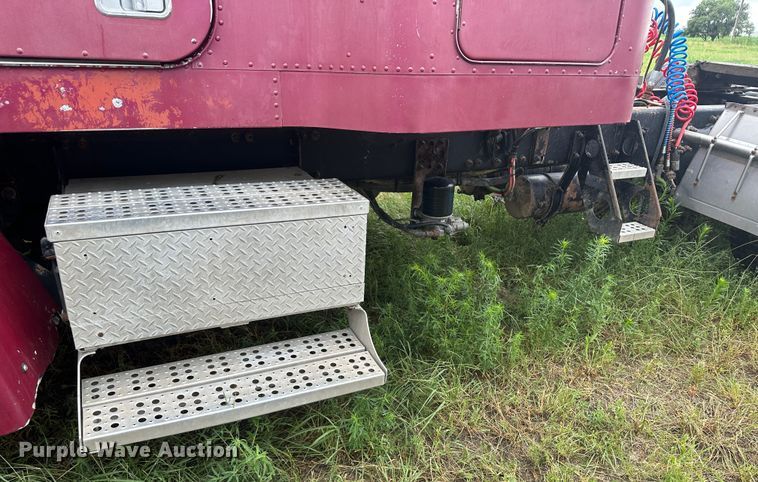 image for item DM2583 1995 Freightliner FLD  semi truck