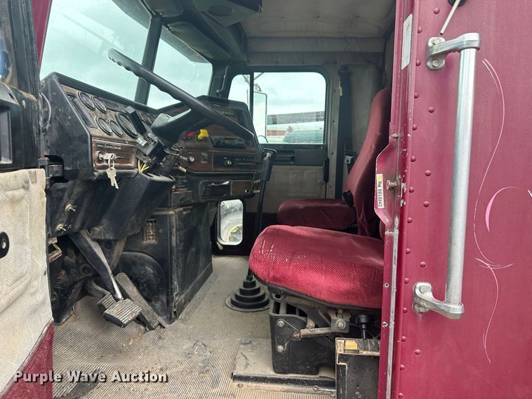 image for item DM2583 1995 Freightliner FLD  semi truck