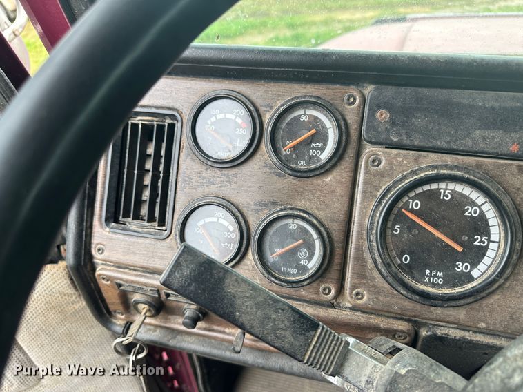 image for item DM2583 1995 Freightliner FLD  semi truck