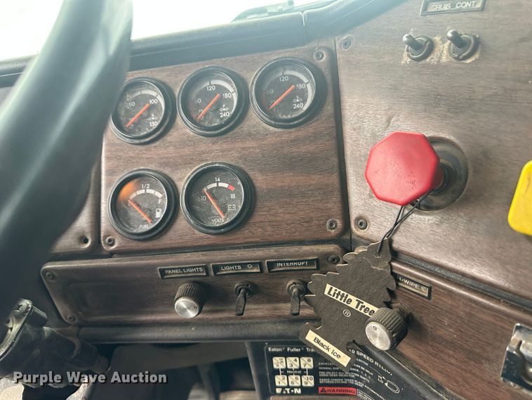 image for item DM2583 1995 Freightliner FLD  semi truck