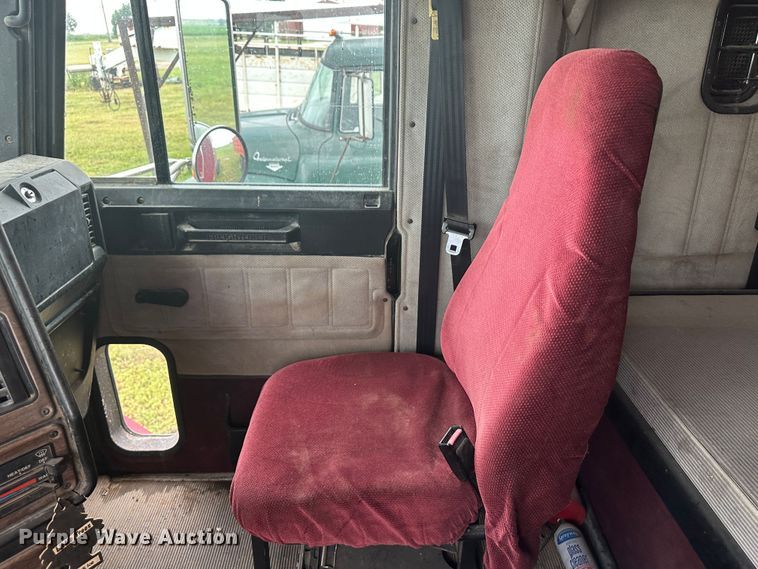 image for item DM2583 1995 Freightliner FLD  semi truck