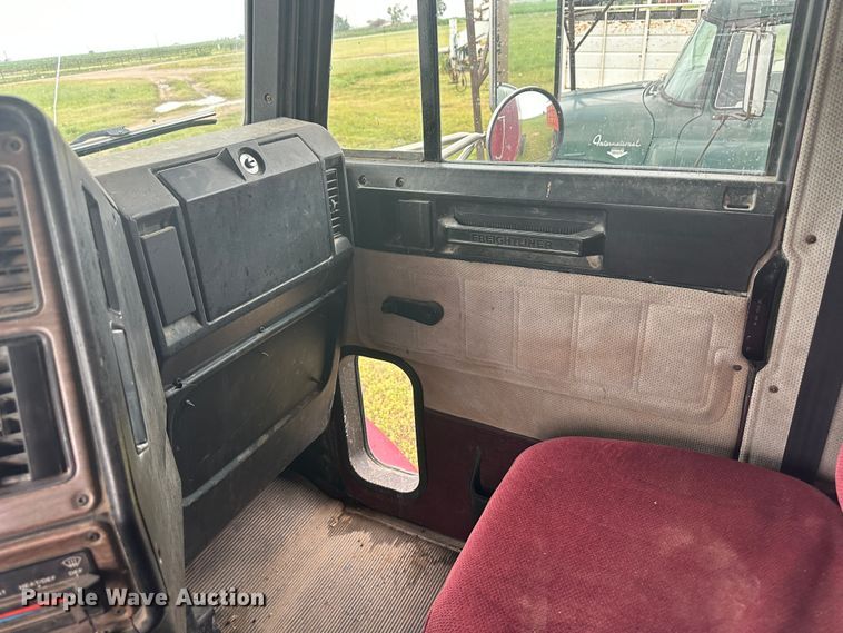 image for item DM2583 1995 Freightliner FLD  semi truck