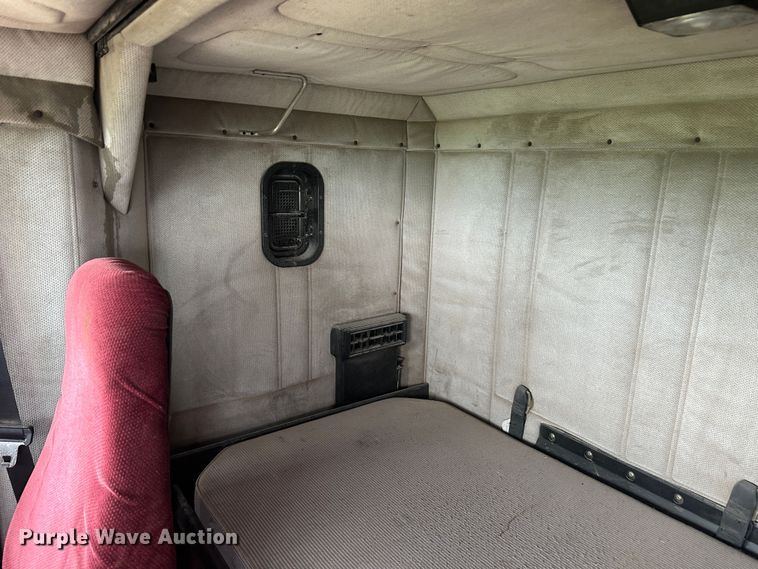 image for item DM2583 1995 Freightliner FLD  semi truck