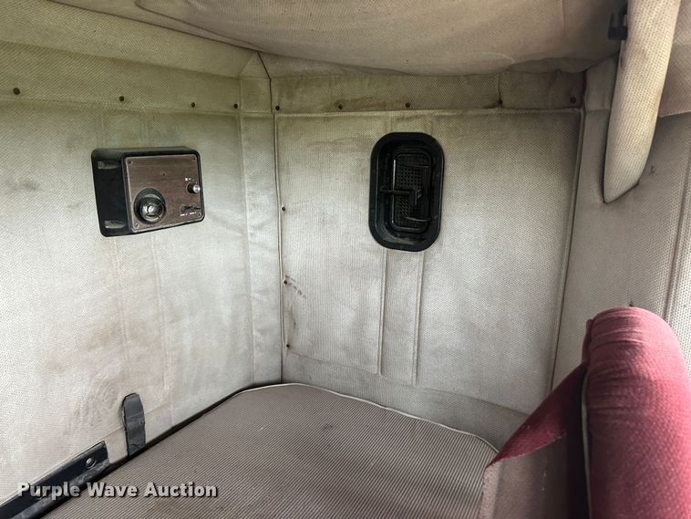 image for item DM2583 1995 Freightliner FLD  semi truck