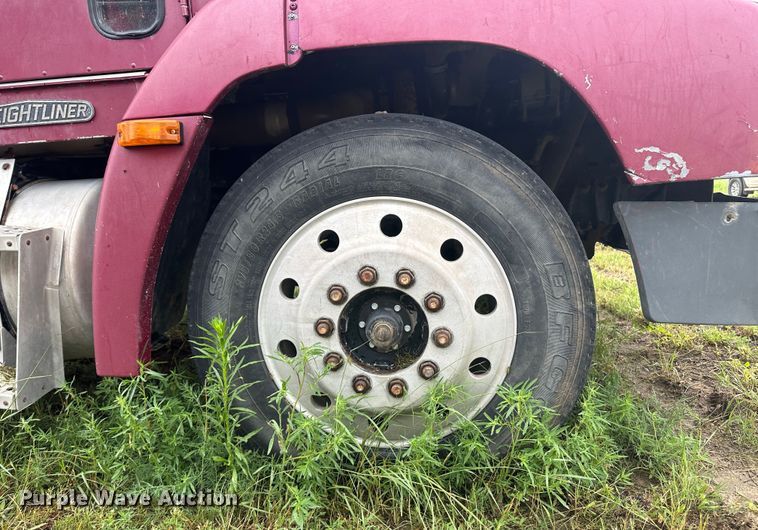 image for item DM2583 1995 Freightliner FLD  semi truck