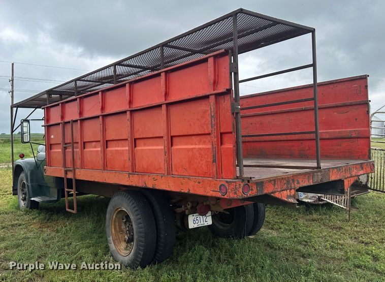 image for item DM2584 1965 International Loadstar 1600  grain truck