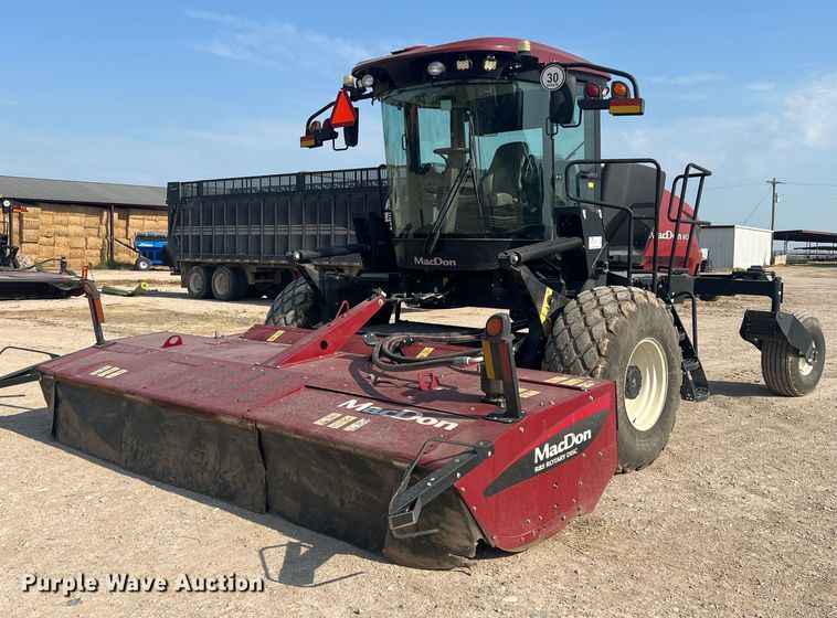 image for item DN3057 2017 MacDon M1240  swather / windrower