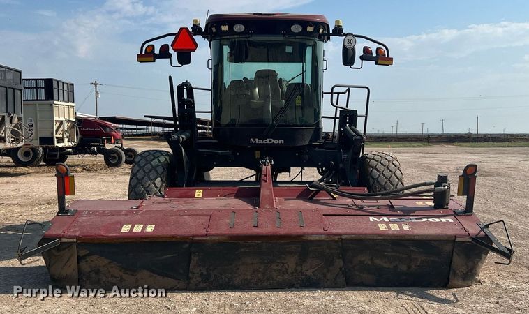 image for item DN3057 2017 MacDon M1240  swather / windrower