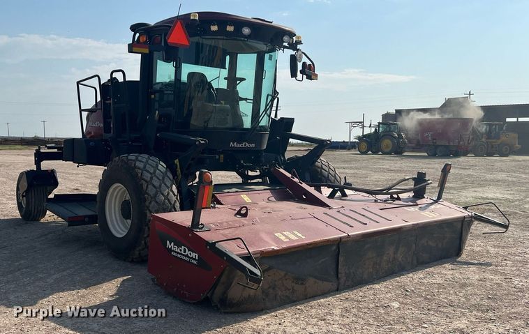 image for item DN3057 2017 MacDon M1240  swather / windrower