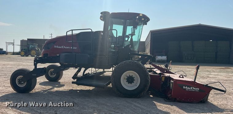 image for item DN3057 2017 MacDon M1240  swather / windrower
