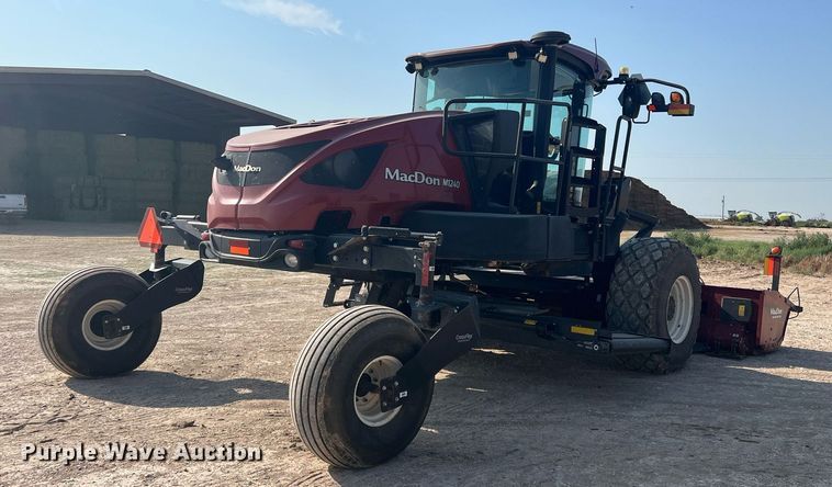 image for item DN3057 2017 MacDon M1240  swather / windrower