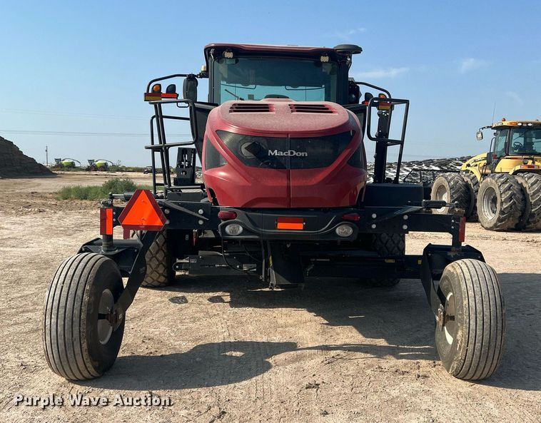 image for item DN3057 2017 MacDon M1240  swather / windrower