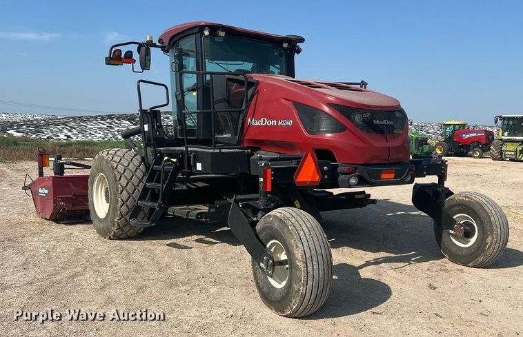 image for item DN3057 2017 MacDon M1240  swather / windrower