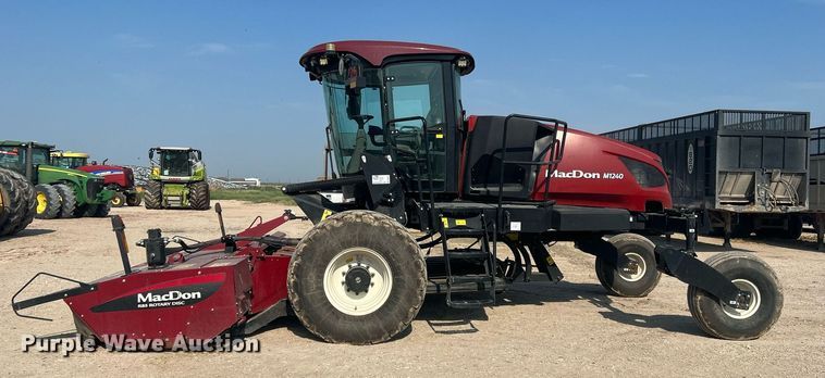 image for item DN3057 2017 MacDon M1240  swather / windrower