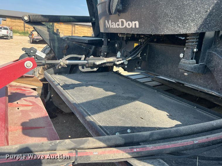 image for item DN3057 2017 MacDon M1240  swather / windrower