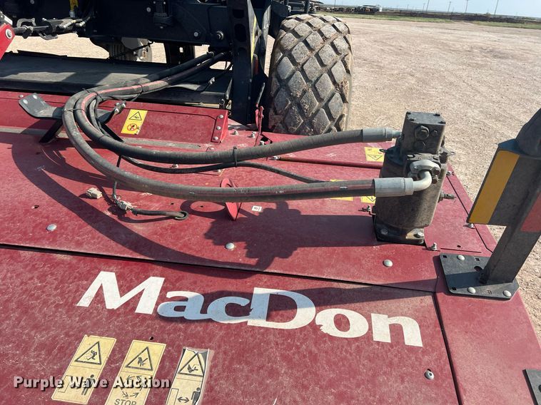 image for item DN3057 2017 MacDon M1240  swather / windrower
