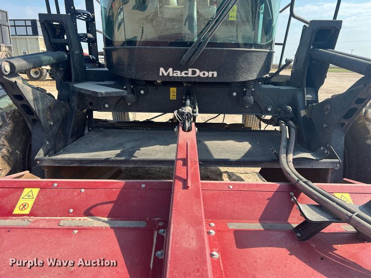 image for item DN3057 2017 MacDon M1240  swather / windrower