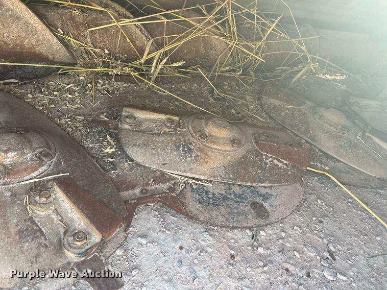 image for item DN3057 2017 MacDon M1240  swather / windrower